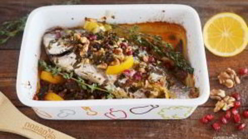 дорадо, запеченная с орехами и гранатом