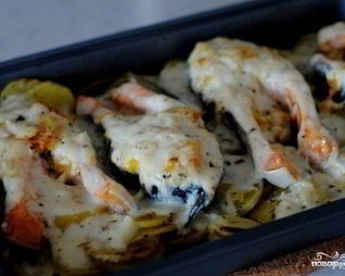 Форель под чесночным соусом, запеченная на картофельной подушке