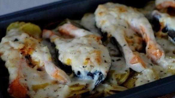 Рецепт Форели под чесночным соусом, запеченная на картофельной подушке