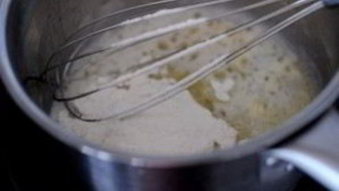 форель под чесночным соусом, запеченная на картофельной подушке