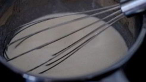 форель под чесночным соусом, запеченная на картофельной подушке