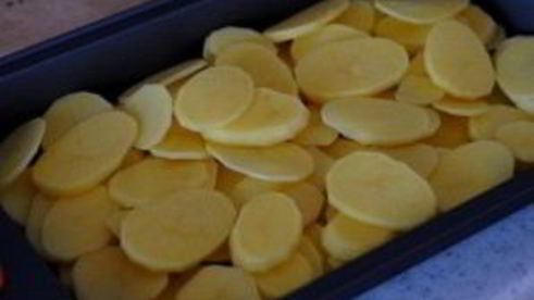 форель под чесночным соусом, запеченная на картофельной подушке