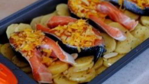 форель под чесночным соусом, запеченная на картофельной подушке