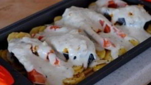 форель под чесночным соусом, запеченная на картофельной подушке