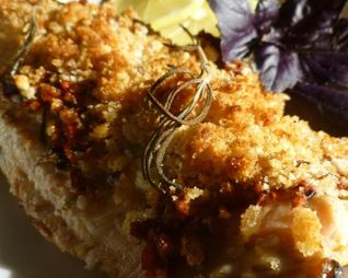 Горбуша в панировке из вяленых томатов и базилика