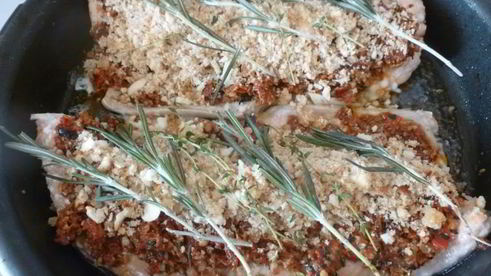 горбуша в панировке из вяленых томатов и базилика