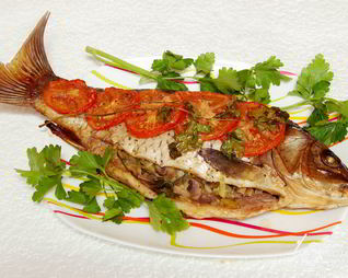 Карп, запеченный с луком-пореем и грибами