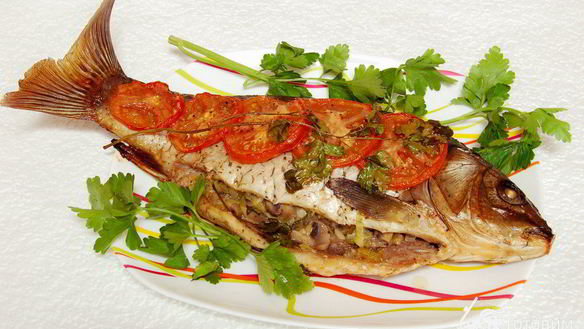 Рецепт Карпа, запеченного с луком-пореем и грибами