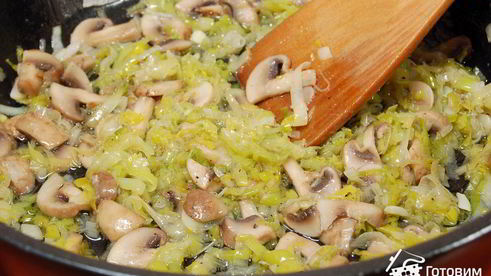 карп, запеченный с луком-пореем и грибами