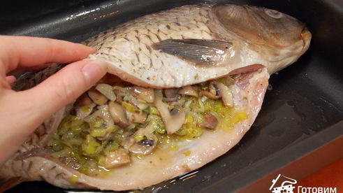 карп, запеченный с луком-пореем и грибами
