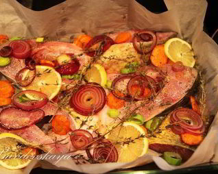 Карп, запеченный с овощами