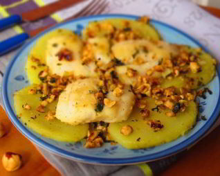 Хек с картофелем и фундуком