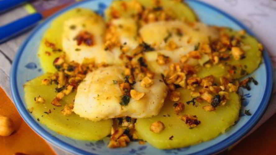 Рецепт хека с картофелем и фундуком