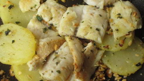 хек с картофелем и фундуком