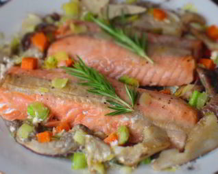 Лосось с белыми грибами