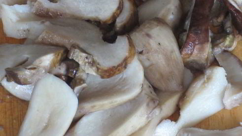 лосось с белыми грибами