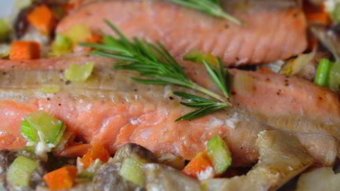 лосось с белыми грибами