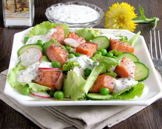 Лосось с зеленым салатом