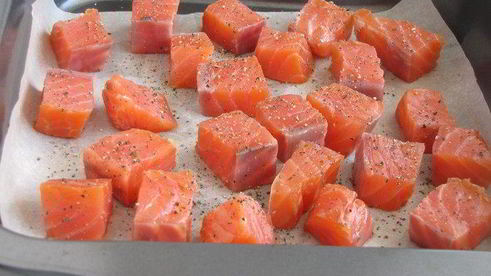 лосось с зеленым салатом