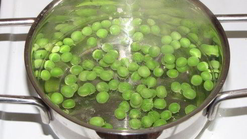 лосось с зеленым салатом