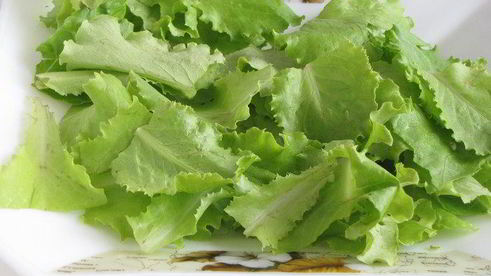 лосось с зеленым салатом