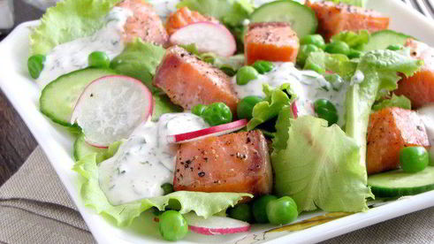 лосось с зеленым салатом
