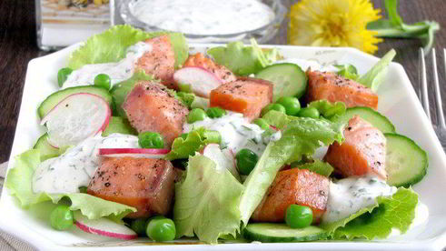 лосось с зеленым салатом