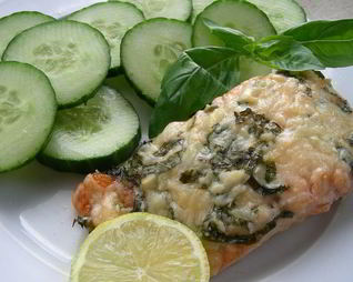 Лосось, запеченный с пармезаном и базиликом