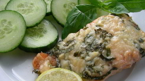 лосось, запеченный с пармезаном и базиликом