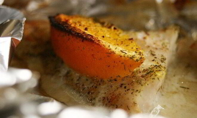 Морской окунь с апельсинами в фольге