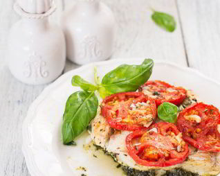 Рыба в духовке со шпинатом и помидорами