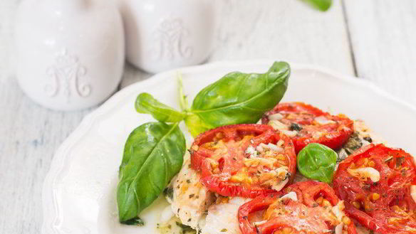 Рецепт Рыбы в духовке со шпинатом и помидорами