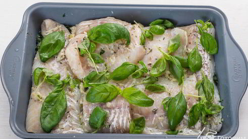 рыба в духовке со шпинатом и помидорами