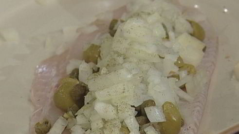 рыба, запеченная с оливками и каперсами