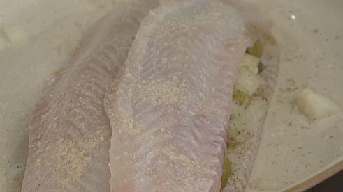 рыба, запеченная с оливками и каперсами