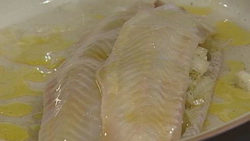 рыба, запеченная с оливками и каперсами