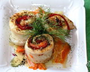 Рыбные рулетики, запеченные с овощами