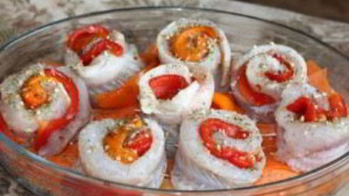 рыбные рулетики, запеченные с овощами