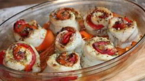 рыбные рулетики, запеченные с овощами