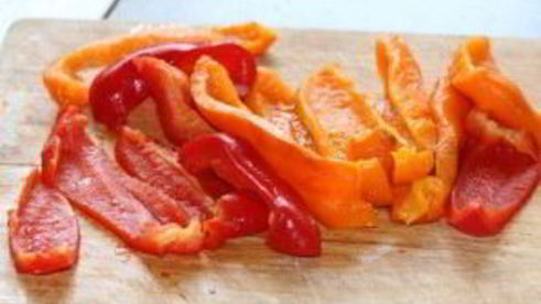 рыбные рулетики, запеченные с овощами