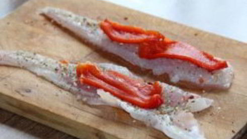 рыбные рулетики, запеченные с овощами