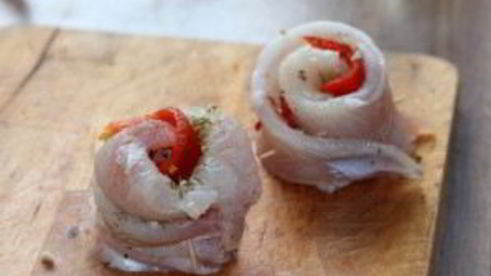 рыбные рулетики, запеченные с овощами