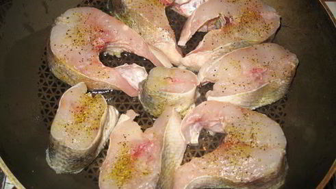 судак под медово-лимонным соусом с луком-пореем