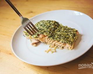 Запеченная семга с зеленью и орехами