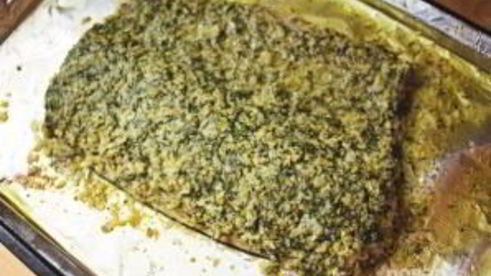 запеченная семга с зеленью и орехами