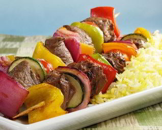 Говяжьи шашлыки на гриле с зелеными перцами и цукини