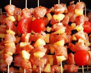 Говяжьи шашлыки по-гавайски с ананасами, красным перцем и луком