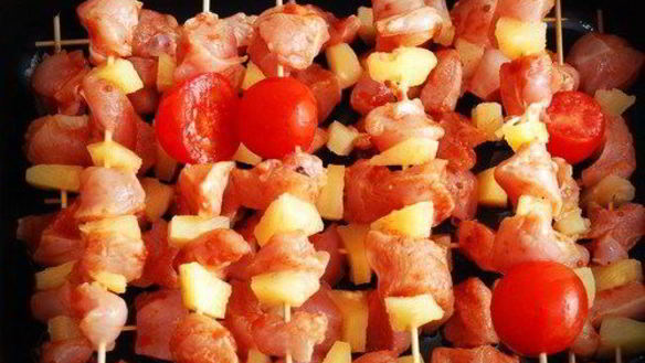 Рецепт Говяжьих шашлыков по-гавайски с ананасами, красным перцем и луком
