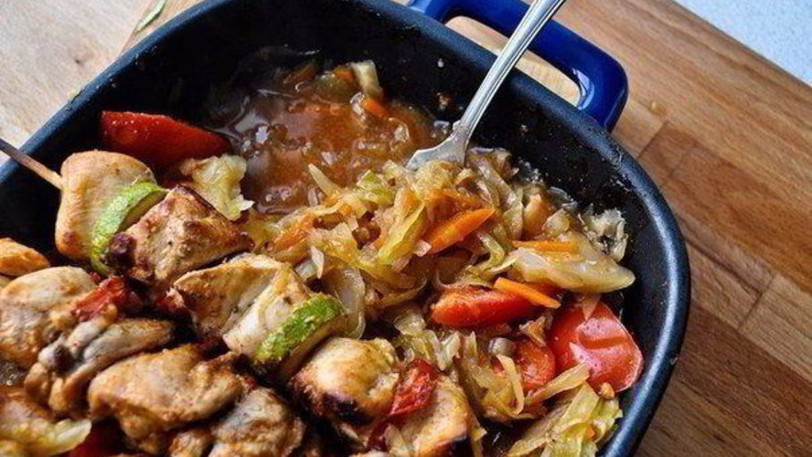 Рецепт куриного шашлыка с гарниром в духовке
