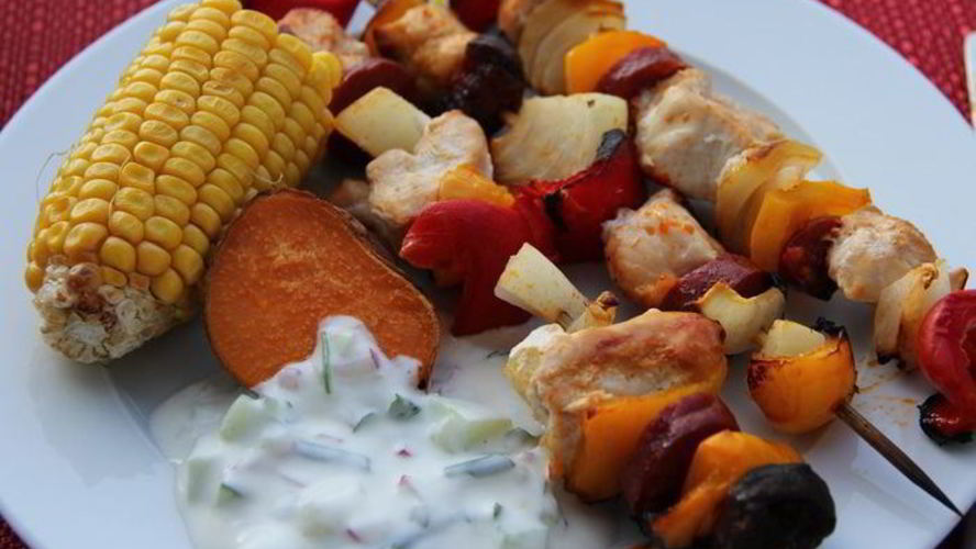 Рецепт куриных шашлычков с колбасками и овощами